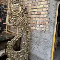 ساعت ایستاده کنار سالنی