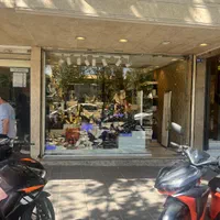 فروشنده آقا و جوان کفش فروشی