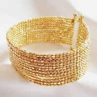 بنگل ساده طلایی، شکوه و لوکسی برای بانوی زیبا