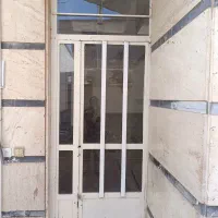 درب آهنی با شیشه سالم