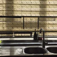 آبچکان پشت پنجره|آبچکان و نظمدهنده ظروف|ری, ولی آباد|دیوار