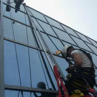 پیچ و رلپلاک وبرق نماسیمان‌کار با طناب بدون داربست|خدمات پیشه و مهارت|هشتگرد, فاز ۳ مهستان|دیوار