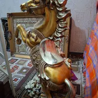 مجسمه اسب طلایی