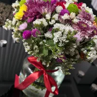 گل طبیعی با گلدان شیشه ایی