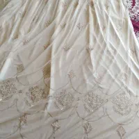 پرده تور و مخمل و یک عدد پرده پشت پنجره