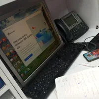 منشی خانم جهت کار با سیستم