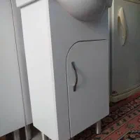 آینه و روشویی با یک عدد شیرروشویی