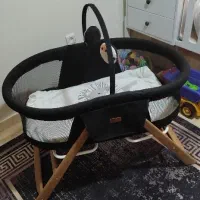 تخت کنار مادر