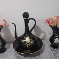 آفتابه لگن و گلدان و تعدادی گل