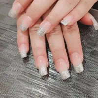 کاشت ناخن همراه با لاک ژل رایگان فقط ۱۸۰هزار|خدمات آرایشگری و زیبایی|تبریز, |دیوار