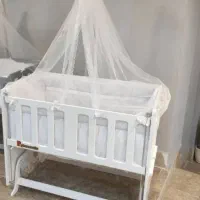 تخت کنار مادر گهواره شو