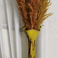 گلدان شیشه ای کنارسالنی سالم  و نو