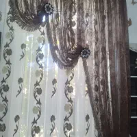 دوتا پرده یکی پنجره و در جنسش حریر گلدار