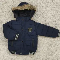 تعداد زیادی لباس دخترانه و پسرانه