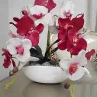 گلدان و گل مصنوعی
