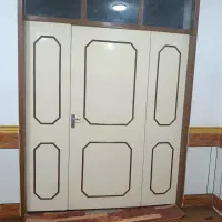 درب چوبی سالم همراه با آهن دورش