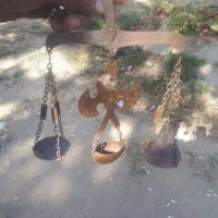 ترازو کهنه کهنه دکوری با یه تبرزین وکشکول دکوری|کلکسیون اشیاء عتیقه|نهاوند, |دیوار