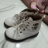 تعدادی کفش بچگانه