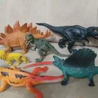 چندعددعروسک ودایناسور|اسباب‌‌بازی|بابل, |دیوار