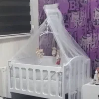 تخت کنار مادر گهواره