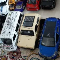 تعدادی ماشین فلزی