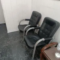 لوازم و میز و صندلی و لب تاپ