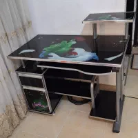 میز کامپیوتر تمیز در حد نو