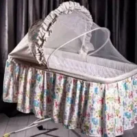 گهواره شیری دور کرم