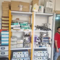 کار آموز کار در کارگاه تجهیزات پزشکی کارگر ساده