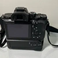 بدنه سونی R2 بهمراه گریپ و لنز سونی ۵۰ میلیمتری1/8|دوربین عکاسی و فیلم‌برداری|تهران, نجات اللهی|دیوار