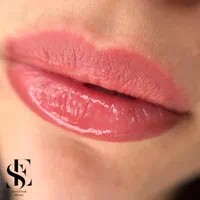 مدل جوان برای شیدینگ لب