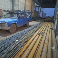 راننده و کارگری در اهن فروشی