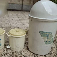 سه عدد سطل زباله