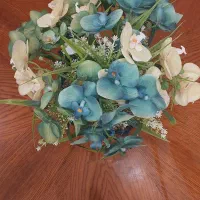 گلدان و گل مصنوعی