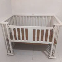 تخت بچه  کنار مادر