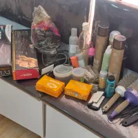 لوازم گریم و میکاپ وشینیون و ناخن  کاملا نو