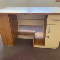 میز تحریر و کامپیوتر بزرگ