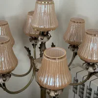 آباژور ایستاده کنار سالنی جنس برنز و سنگ
