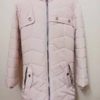 کاپشن کلاه‌دار صورتی ملایم