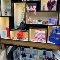 فروشنده خانم و تراکت پخش کن اقا