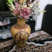 گلدون سفالی با گل ها