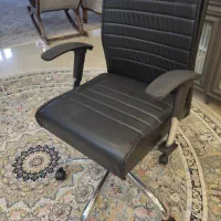 صندلی مدیریت وکامپیوتر