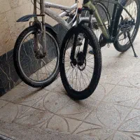 دو عدد دوچرخه‌سواری و صندلی موتور