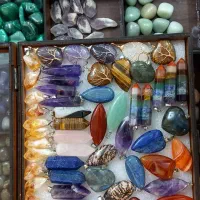 سنگ جواهراتی از هر سنگی