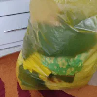 یک کیسه ی بزرگ لباس در حد نو زنانه