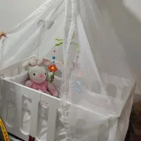 گهواره کنار تخت مادر