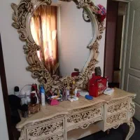 تخت خواب ، میز آرایش و ساعت ایستاده