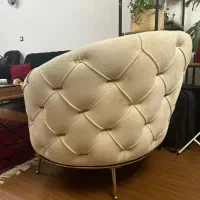 یک عدد مبل تک نفره کرمی چستر مدل گرد پایه طلایی