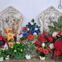 تعدادی گل مصنوعی دکوری گلدان شیک زیبا