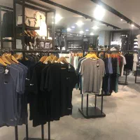 فروشنده پوشاک و کتونی نیازمندیم